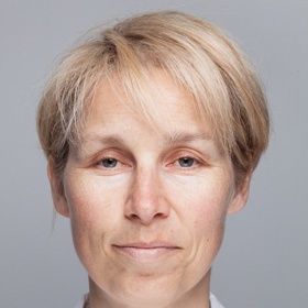 Sarah Chalmers v období, kdy spala 8 i více hodin.