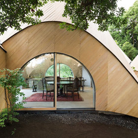 Tento komplex mimo jiné disponuje prostornou kuchyní a hostinským pokojem pro seniory nebo osoby se zdravotním postižením.