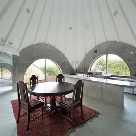 Navrhl ho japonský architekt jménem Issei Suma pro dvě přibližně šedesátileté ženy – kuchařku a sociální pracovnici –, které chtěly sloužit své komunitě.