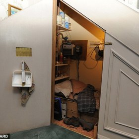 K mání je včetně přístřešku pod schody, v němž přespával Harry Potter.