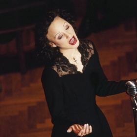 1. Edith Piaf. Život slavné šansoniérky připomíná americký sen, který se jen odehrál v Paříži, ve městě světla – narodila se na chodníku, vyrůstala v nevěstinci a přivydělávala zpěvem na ulici. Film autenticky zachycuje atmosféru Paříže první poloviny 20. století jako žádný jiný.