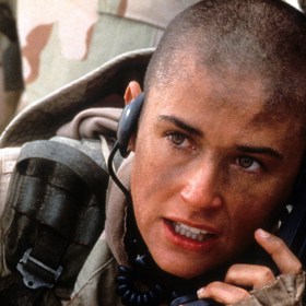 2. G. I. Jane. Odhodlanou ženu (Demi Moore) povolají do americké armády na výcvik. Ten se stane symbolem nezměrné vůle, překonávání ženských stereotypů a hlavně ohromného lidského ducha.