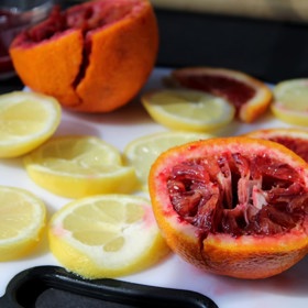 Mikroby si nevybírají – mohou ulpět i na jiném ovoci než citronu. Měly by si na ně dát pozor zejména osoby s oslabenou imunitou.