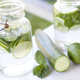 Okurková limonáda je tentýž případ, pokud ve vodě plavou plátky neoškrabané okurky.