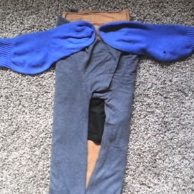 Položte ponožky na hromádku do horní části a vodorovně tak, aby se špičky téměř dotýkaly a otvory mířily ven. Jde se na rolování!