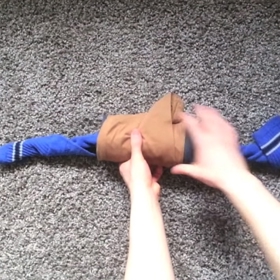 Začněte rolovat hromádku odshora, ponožky by stále měly koukat ven.