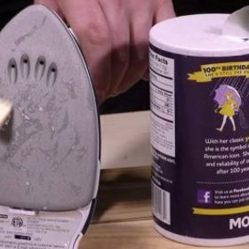 Sůl dokáže odstranit lepkavé nečistoty z vaší žehličky (nasypte ji na kousek voskovaného papíru)...