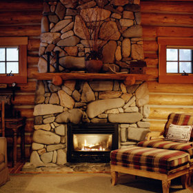 Kamenné krby mají své nezaměnitelné kouzlo.