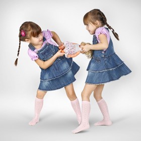 Rivalita mezi dívkami začíná už ve školce. A přenést se přes povýšenecké komentáře spolužaček vyžaduje disciplínu.