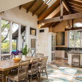 Kuchyně působí velmi prostorným a vzdušným dojmem.