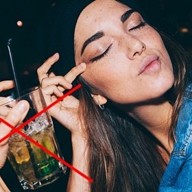 3. Vzdejte se alkoholu – odvádí vodu z těla, což je při sexu nežádoucí (viz předchozí bod).