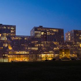 Simmons Hall (Massachusettský technologický institut) si díky svému pojetí vysloužila přezdívku „mycí houba“.