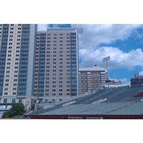 Student Village (Bostonská univerzita) aneb jedny z nejopulentnějších vysokoškolských kolejí ve Spojených státech amerických.