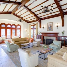 Domky Gabrielle Jungels-Winkler Hall (Scripps College) jsou postaveny a zařízeny v klasickém středomořském stylu.