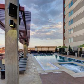 Koleje Texaské univerzity disponují střešním bazénem.