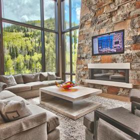 Park City, Utah. Syrový interiér se zrodil za použití materiálů jako dřevo, ocel a kámen, a tak nenarušuje divoký ráz okolní krajiny. Tu si majitel domu užije díky výhledu z patia, balkónu, nebo dokonce z pohodlí křesla přes prosklené stěny. To vše za 56, 5 milionů.
