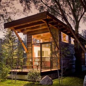 TheWedge. Tento mobilní domek vás svou rozlohou nespolkne – má sympatických 37 m2. Rustikálním dřevěným stropem, bytovými doplňky i krbem navodí dojem, že se nacházíte na chalupě určené k odpočinku.