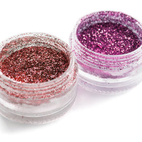 ...eliminujete různé kosmetické třpytky...