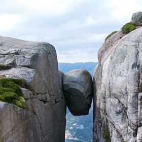 Balvan Kjeragbolten (hora Kjerag), Norsko.