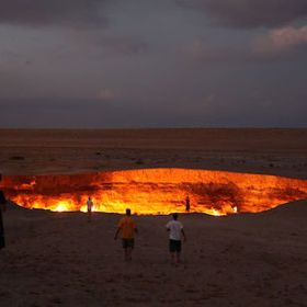 „Pekelná brána“, ve které hoří zapálený zemní plyn ze sovětského vrtu (Derweze, Turkmenistán).