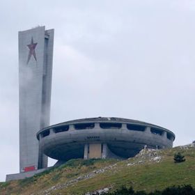 Památník Buzludzha připomínající UFO (Kzanlak, Bulharsko).