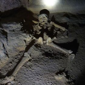 Jeskyně Crystal Maiden (San Ignacio, Belize) s lidskou kostrou pokrytou krystaly.