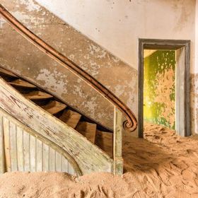 Město duchů Kolmanskop (Luderitz, Namibie).