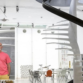 Ross Lovegrove dal počítačům od Applu jedinečný design. Takový propůjčil i svému domu v Londýně, který je nyní na prodej.