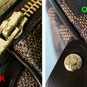 2. Zkontrolujte sponky, zipy a knoflíky. Vykazují náznak oloupání? Chybí na nich název značky nebo číslo? Nebrat!