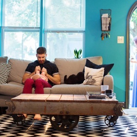 Čerství rodiče Bree a Andy Rybackovi se přestěhovali do řadového domku z 60. let ve Washingtonu, D.C. Přitahoval je zdejší multikulturalismus, vysoká koncentrace mladých lidí i kulturní duch města.