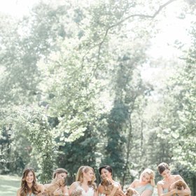 Tak trochu jiná kytice. Nevěsta Sarah toužila po svatebních fotografiích s osamělými štěňátky.