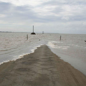 Je přes 4 kilometry dlouhá a dvakrát denně mizí pod vodou.