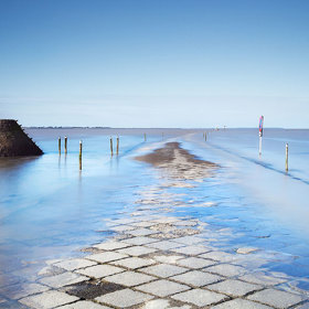 Po obou stranách Passage du Gois jsou postaveny záchranné věže.