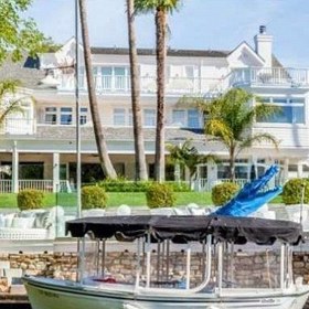 Bieberův luxusní dům se nachází přímo u jezera Toluca. Zpěvák tak každý den může chodit veslovat.