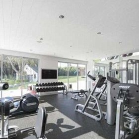 ...a skvěle vybavenou posilovnu.