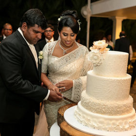 „Chtěli jsme mít svatbu doma, protože jde o dům, který postavil můj dědeček a kde vyrostla má matka i já.“ – Aru de Silva