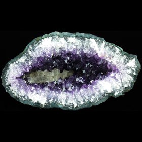 Takto nalíčené rty se opravdu téměř neliší od originálních předloh. Na snímku skutečná ametystová drúza.