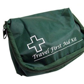 Dobrý cestovatel: Nikdy nevyráží bez velké lékarničky. Skvělý cestovatel: Vezme si lékarničku, která se bez problémů vejde do malé kapsy batohu.