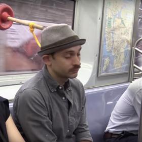 Například tato pomůcka, která vám umožní pohodlně spát v metru.