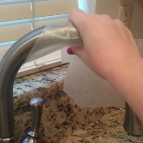 Třeba vyleštit vodovodní baterie od otisků prstů a skvrn od vody.