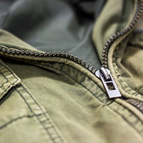 Pomůže vám také uvolnit zaseknutý zip. Doporučujeme jím otírat zip pravidelně – bude se pak méně zadrhávat.