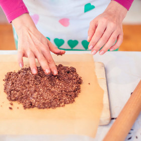 Ochrání kuchyňská prkýnka před znečištěním (perfektní zejména když chcete krájet maso). Stejně tak ochrání vnitřek mikrovlnné trouby (přikryjte ohřívané jídlo jedním listem).