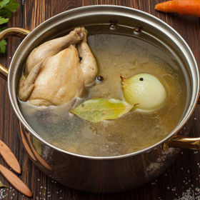 2. Tlumí zanícení a bolest kloubů. To díky látce zvané glukosamin, která stimuluje tvorbu kolagenu, jenž zmírňuje bolest a pomáhá s regenerací opotřebovaných kloubů. Obsažený arginin zase přispívá k léčbě zánětů.