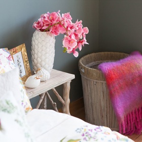 3. Odhoďte šálu… a udávejte styl! Ta na fotografii je samozřejmě pečlivě naaranžovaná, přestože trčí ven z koše. Zásady nedbalé elegance mají osvojené největší mistři mezi bytovými designery. Naučit se je ale může i vy. Ale pozor – neplést si tento trend s odhozenými použitými ponožkami, co uvízly na okraji koše!