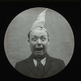 Muž v papírovém klobouku.