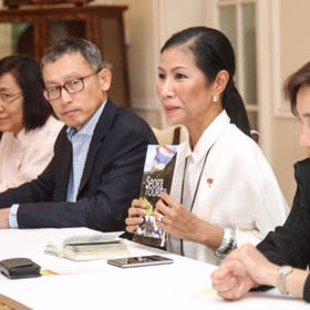 „Naší zemi samozřejmě většina lidí zná skrze pláže a moře. My se teď ale snažíme turistům po celém světě sdělit, že nyní nabízíme vyžití i pro milovníky adrenalinových sportů. A taky chceme, aby se do Thajska jezdilo za neskutečnými golfovými zážitky,“ říká thajská ministryně cestovního ruchu a sportu, její excellence Kobkarn Wattanavrangkul.