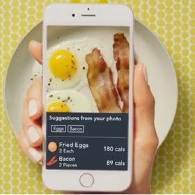 Dvě volská oka a dva plátky slaniny... to máme celkem 269 kalorií.