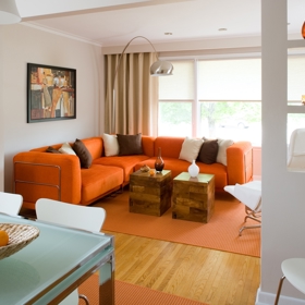 2. Kdy může být ovoce nadčasové? Pouze tehdy, pokud ladí s interiérem. Dokáže například nenuceně propojit kuchyňský kout a obývák, jako třeba pomeranče na fotografii. Všimněte si jemných, propracovaných detailů – pomeranče v kuchyni si barevně rozumí s pohovkou v obýváku, ratanová mísa pod ovocem zase s vázami v druhé místnosti. Tato hra vás nepřestane fascinovat.