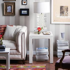 4. Časopisy z krabic ven! To je heslo nadšenců s nejvytříbenějším vkusem. Může to znít jednoduše až absurdně, ale není to tak. Zatímco typům magazínů se limity nekladou, jejich barvám a rozměrům už ano – v jednou štosu musí být sjednocené. Tu pravou pointu ale získají navršené časopisy v průhledech. Nebojte se je proto umístit pod stoly nebo židle, s nimiž moc nehýbete.