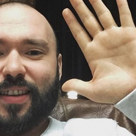 Ruský tatér Rinat Karimov porazil rakovinu.